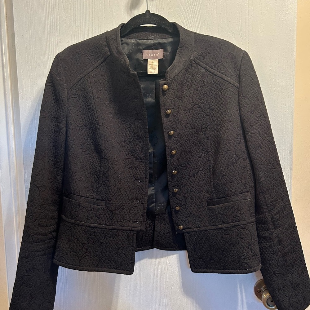 Kenar Black Cropped Blazer with Structured Fit